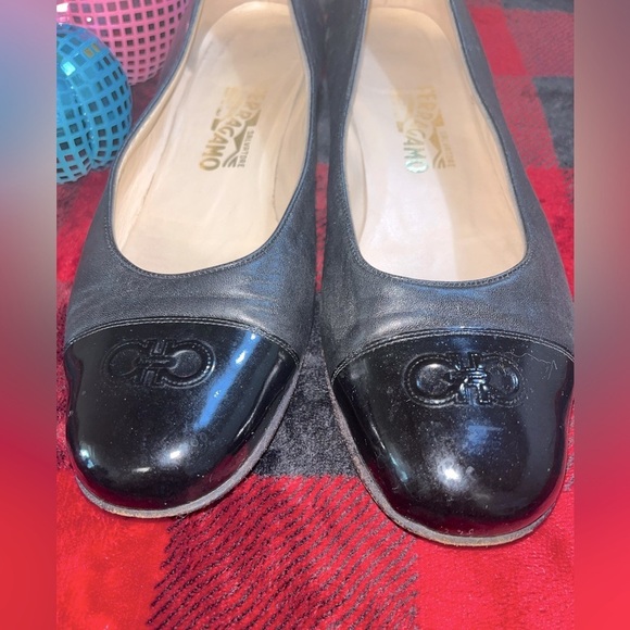 SALVATORE FERRAGAMO Black Leather & Patent Cap Toe Ballet Low Heel Size 8.5 C - Picture 2 of 12
